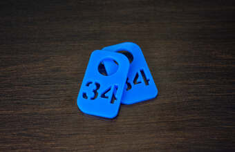 номерок для гардероба из оргстекла