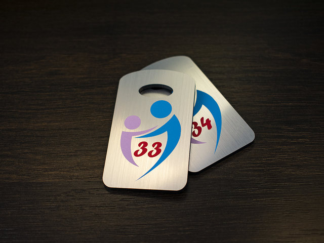 пластиковый номерок серебряного цвета