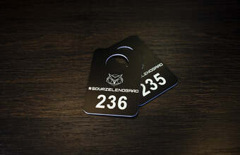 пластиковый номерок черного цвета